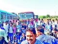 बसेस थांबत नाहीत विद्यार्थ्यांचा रास्ता रोको हिसवळ खुर्द : अनियमित बससेवेमुळे संताप - Marathi News | Buses do not stop students, stop the students' course: anger due to irregular bus services | Latest nashik News at Lokmat.com