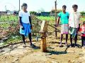 हातपंप बंद पडल्याने पाटण परिसरात पाणीटंचाई - Marathi News | Water shortage in Patan area due to hand pump fall off | Latest chandrapur News at Lokmat.com