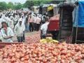 आजपासून लासलगाव येथील कांदा लिलाव पुर्ववत सुरू होणार - Marathi News | The onion auction at Lasalgaon will resume from today | Latest nashik News at Lokmat.com