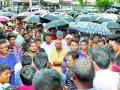 भरपावसात युवकांचा मोर्चा - Marathi News | Youth Front in Compensation | Latest yavatmal News at Lokmat.com