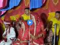 भर लग्नात सर्वांदेखत तरुणानं नवरीला पळवलं, नवरदेव बसला गप्पा मारत- व्हायरल व्हिडिओ - Marathi News | Viral Video Groom was busy talking to another woman boy took the bride away : During the wedding ceremony, the handsome young man chased away the bride | Latest sakhi News at Lokmat.com