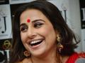 चोरपावलांनी खिडकीतून खोलीत शिरली विद्या बालन, पाहा व्हिडीओ - Marathi News | vidya balan enters like a thief in hotel video viral | Latest filmy News at Lokmat.com