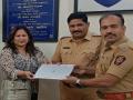 रिक्षात विसरलेला दीड लाखांचा ऐवज पोलिसांनी मिळवून दिला  - Marathi News | The police got the forgotten of one and a half lakhs jewellery in the rickshaw | Latest vasai-virar News at Lokmat.com