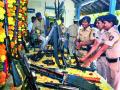 पोलीस आयुक्तांनी केले शस्त्रपूजन - Marathi News |  Police Commissioner's Arms Pooja | Latest nashik News at Lokmat.com