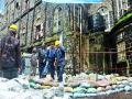 मनपाच्या मेनरोडवरील इमारतीला गोण्यांचा टेकू - Marathi News |  Bend the building on the main road | Latest nashik News at Lokmat.com