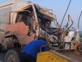 दूधाची गाडी उभ्या ट्रकवर धडकली - Marathi News | The milk truck hit a vertical truck | Latest dhule News at Lokmat.com