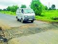 करडीत रस्त्यांना खड्ड्यांचे ग्रहण - Marathi News | Eclipse potholes on muddy roads | Latest bhandara News at Lokmat.com