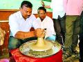 कुंभारांच्या चाकाला आधुनिक तंत्रज्ञानाची गती - Marathi News | Speed of modern technology | Latest bhandara News at Lokmat.com