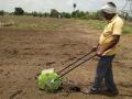 लहानशा यंत्राची कमाल... सोयाबीन पेरणी करतयं धमाल... - Marathi News | A small machine sowing soybean | Latest buldhana News at Lokmat.com