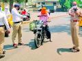 ८,४४० वाहनधारकांना विनाकारण फिरणे भोवले - Marathi News | 8,440 motorists wandered aimlessly | Latest chandrapur News at Lokmat.com