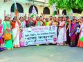 राष्ट्रवादी महिला काँग्रेसचे निदर्शने - Marathi News | NCP Women's Congress demonstrations | Latest chandrapur News at Lokmat.com