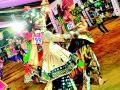 तरूणाईत कपड्यांच्या रंगाची गरबा-दांडियाची के्रझ - Marathi News | Garba-Dandiya Fashion in youth dresses | Latest chandrapur News at Lokmat.com