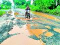 कुरखेडा मार्ग खड्ड्यांनी जर्जर - Marathi News | Kurkheda potholes are shabby | Latest gadchiroli News at Lokmat.com