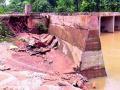 झुरी नाल्याच्या पुलाला भगदाड - Marathi News | The bridge of Zuri Nallah breakthrough | Latest gadchiroli News at Lokmat.com