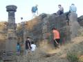 भामेर किल्ला परिसरात राबविली स्वच्छता मोहीम - Marathi News | Cleanliness campaign organized in the area of Bhamer fort | Latest dhule News at Lokmat.com