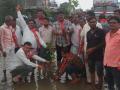 रस्ता दुरवस्थेकडे दुर्लक्षामुळे अनोखे आंदोलन - Marathi News | Unique agitation due to neglect of road | Latest nandurbar News at Lokmat.com