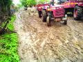 वाशिम जिल्ह्यात ग्रामीण भागातील रस्ते झाले चिखलमय - Marathi News | Roads in rural areas became muddy in Washim district | Latest vashim News at Lokmat.com