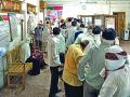 पीककर्जाचा भरणा करण्यासाठी बँकांसमोर रांगा - Marathi News | Queue in front of the banks to pay the loan | Latest vashim News at Lokmat.com