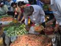 कोल्हापूर :भाज्या घसरल्या; साखर उतरली, तूरडाळ वधारली - Marathi News | Kolhapur: Vegetable Slopes; Sugar rolled down; | Latest kolhapur News at Lokmat.com