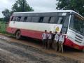 वर्धा जिल्ह्यात ४० विद्यार्थी थोडक्यात वाचले; बस कलंडली - Marathi News | Bus drowned In Wardha district, 40 students safe | Latest vardha News at Lokmat.com