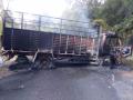 गडचिरोली जिल्ह्यात नक्षल्यांनी भाजीपाल्याचा ट्रक जाळला - Marathi News | Naxalite road block in Gadchiroli district; Vehicle Range | Latest gadchiroli News at Lokmat.com