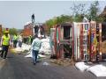चांदवडला घाटात मालट्रक उलटला; जीवितहानी नाही - Marathi News | Freight truck overturns in Chandwad Ghat; No casualties | Latest nashik News at Lokmat.com