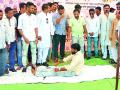 युवक काँग्रेसचे निषेधासन आंदोलन - Marathi News | Youth Congress's Prohibition Movement | Latest gadchiroli News at Lokmat.com