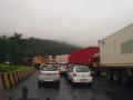 कसारा घाटातील वाहतूक ठप्प - Marathi News | Traffic jam in Kasara Ghat | Latest nashik News at Lokmat.com