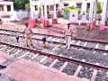 प्रवाशांना सांगे ब्रह्मज्ञान; रेल्वे सुरक्षा बल मात्र कोरडे पाषाण.. - Marathi News | Brahmagnan tells travelers; Railway safety force is the only dry stone .. | Latest nashik News at Lokmat.com