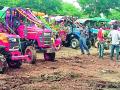 बैलांचा नव्हे, भरला चक्क ट्रॅक्टरचा पोळा! - Marathi News | Not a bull, a full tractor hitch! | Latest vardha News at Lokmat.com
