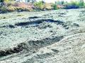 वाळूचोरट्यांनी पोखरले अडीच किलोमीटरचे नदीपात्र - Marathi News | 2.5km river bed planted by sand bars | Latest vardha News at Lokmat.com