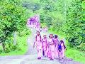 विद्यार्थिनींना जंगलात सोडून बस परतली - Marathi News | Leaving the students in the jungle, the bus returned | Latest yavatmal News at Lokmat.com