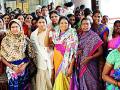 महिलांची नगरपरिषदेवर धडक - Marathi News | Femdom shot on women council | Latest yavatmal News at Lokmat.com