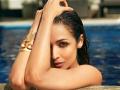 गजरे विकणा-या महिलेवर का संतापली मलायका अरोरा, व्हिडीओ पाहाच - Marathi News | Malaika Arora IRRITATED After Fan FORCES Her To Take Gajra | Latest filmy News at Lokmat.com