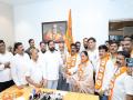 ठाकरे गटाला धक्का; उल्हासनगरातील दोन माजी नगरसेवकांचा शिंदेसेनेत प्रवेश - Marathi News | Two former corporators of Thackeray group join Shinde Sena in Ulhasnagar | Latest thane News at Lokmat.com