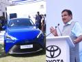 Hydrogen Car in India: एका रुपयात दोन किमी! गडकरींनी लाँच केली देशातील पहिली हायड्रोजन कार; एका टाकीत 650 किमीची रेंज - Marathi News | Hydrogen Car in India: Two km for one rupee! India's first hydrogen car pilot project launched By Nitin Gadkari; 650 km range will be given as soon as the tank is full | Latest auto News at Lokmat.com