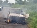 यवतमाळ जिल्ह्यातील दारव्हा तालुक्यात धावती कार पेटली - Marathi News | A car caught fire in Darva taluka of Yavatmal district | Latest yavatmal News at Lokmat.com