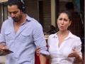 हातात हात घालून फिरताना दिसले किम शर्मा व हर्षवर्धन राणे!! - Marathi News | kim sharma has captured with her new lover harshvardhan rane in juhu | Latest filmy News at Lokmat.com