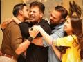 ‘सिम्बा’च्या सेटवर रणवीर सिंगने घेतला करण जोहरचा ‘किस’!! - Marathi News | when ranveer singh tries to kiss karan johar and rohit shetty sara ali khan jump in to save the producer | Latest filmy News at Lokmat.com