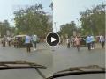 VIDEO: विना ड्रायव्हर आपोआप गोल फिरू लागला ऑटो रिक्षा आणि मग... - Marathi News | Auto rickshaw circling without driver on road video goes viral | Latest social-viral News at Lokmat.com