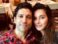   ये पब्लिक है, सब जानती है...! फरहान अख्तर झाला ट्रोल!! - Marathi News | Farhan Akhtar Posts A Picture With Shibani Dandekar; Being Trolled | Latest filmy News at Lokmat.com