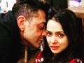 पत्नी तान्यासोबत रोमॅन्टिक झाला बॉबी देओल! व्हायरल होतोय फोटो!! - Marathi News | Bobby Deol became romantic with wife Tanya | Latest filmy News at Lokmat.com