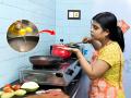 स्वयंपाकासाठी तुम्हीही रिफाईंड ऑईल वापरता? डॉक्टर सांगतात, कोणतं तेल वापरणं जास्त चांगलं.. - Marathi News | Cooking Tips about usage of cooking oil : Do you also use refined oil for cooking? Doctor says, which oil is better to use.. | Latest sakhi News at Lokmat.com