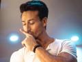  टायगर श्रॉफचे खरे नाव आहे दुसरेच, ऐकून नेटकरीही चक्रावले!! - Marathi News | Tiger Shroff’s Real Name Is Not This, Here’s How Twitterati Reacted After Knowing | Latest filmy News at Lokmat.com