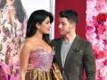 Isn't It Romantic?  प्रियंका चोप्रा व निक जोनासचा खुल्लमखुल्ला ‘रोमान्स’!! - Marathi News | priyanka chopra nick jonas attend the world premiere isnt it romantic | Latest filmy News at Lokmat.com