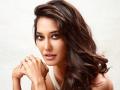  बेबी बम्प फ्लॉन्ट करताना दिसली लिसा हेडन, क्षणात फोटो व्हायरल - Marathi News | lisa haydon shares pregnancy pictures baby bump instagram post | Latest filmy News at Lokmat.com