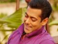 सलमान खानला व्हायचंय बाबा , अडचण तेवढी एकच!! - Marathi News | salman khan reveled that he doesnt want a mother to come along with his child | Latest filmy News at Lokmat.com