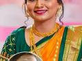 हिवाळ्यात लग्नसराईसाठी मेकअप करताना लक्षात ठेवा ४ गोष्टी, कोरड्या त्वचेवरही मेकअप बसेल मस्त... - Marathi News | Make up tips for dry skin in winter season : 4 things to keep in mind while doing wedding makeup in winter, makeup will look great even on dry skin... | Latest sakhi News at Lokmat.com