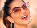 Stunning!! पतीसोबत दुबईत पोहोचली सनी लिओनी, बिकिनीत दिसला बोल्ड अवतार - Marathi News | sunny leone looks stunning in bikini as she enjoys in dubai | Latest filmy News at Lokmat.com