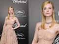 ड्रेस होता इतका घट्ट की मॉडेल पडली बेशुद्ध! - Marathi News | hollywood model elle fanning fainted because of her extreme tight dress | Latest filmy News at Lokmat.com